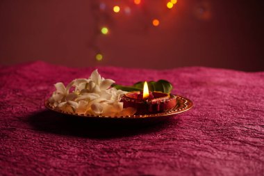 Diwali Kutlaması sırasında beyaz çiçeklerle aydınlatılmış Clay Diya lambası. Selamlar Kart Tasarımı Hint Hindu Işık Festivali Diwali.