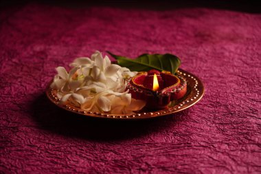 Diwali Kutlaması sırasında beyaz çiçeklerle aydınlatılmış Clay Diya lambası. Selamlar Kart Tasarımı Hint Hindu Işık Festivali Diwali.