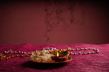 Diwali Kutlaması sırasında beyaz çiçeklerle aydınlatılmış Clay Diya lambası. Selamlar Kart Tasarımı Hint Hindu Işık Festivali Diwali.