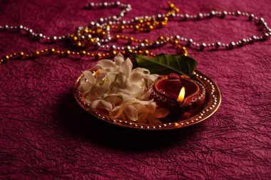 Diwali Kutlaması sırasında beyaz çiçeklerle aydınlatılmış Clay Diya lambası. Selamlar Kart Tasarımı Hint Hindu Işık Festivali Diwali.