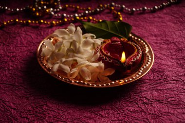 Diwali Kutlaması sırasında beyaz çiçeklerle aydınlatılmış Clay Diya lambası. Selamlar Kart Tasarımı Hint Hindu Işık Festivali Diwali.