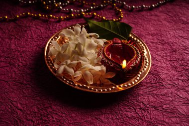 Diwali Kutlaması sırasında beyaz çiçeklerle aydınlatılmış Clay Diya lambası. Selamlar Kart Tasarımı Hint Hindu Işık Festivali Diwali.