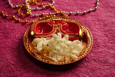 Diwali Kutlaması sırasında kil Diya lambaları beyaz çiçeklerle aydınlatıldı. Selamlar Kart Tasarımı Hint Hindu Işık Festivali Diwali.