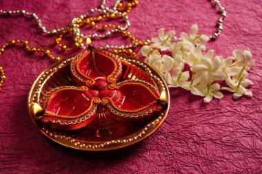 Diwali Kutlaması sırasında kil Diya lambaları beyaz çiçeklerle aydınlatıldı. Selamlar Kart Tasarımı Hint Hindu Işık Festivali Diwali.