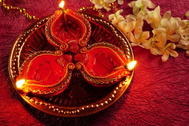 Diwali Kutlaması sırasında kil Diya lambaları beyaz çiçeklerle aydınlatıldı. Selamlar Kart Tasarımı Hint Hindu Işık Festivali Diwali.