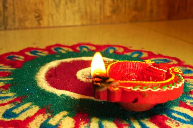 Diwali kutlamaları sırasında Clay Diya lambası yandı. Selamlar Kart Tasarımı Hint Hindu Işık Festivali Diwali.