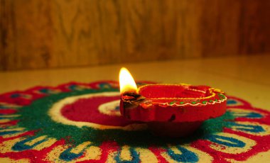 Diwali kutlamaları sırasında Clay Diya lambası yandı. Selamlar Kart Tasarımı Hint Hindu Işık Festivali Diwali.