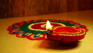 Diwali kutlamaları sırasında Clay Diya lambası yandı. Selamlar Kart Tasarımı Hint Hindu Işık Festivali Diwali.