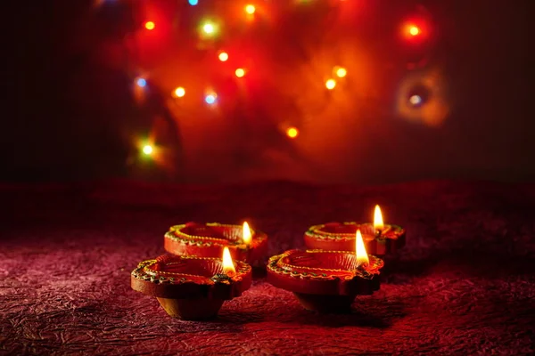 Diwali Kutlaması sırasında Clay Diya lambaları renkli çelenklerle aydınlatıldı. Selamlar Kart Tasarımı Hint Hindu Işık Festivali Diwali.