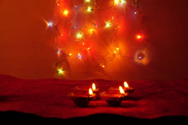 Diwaliお祝い中にカラフルなガーランドで点灯クレイDiyaランプ グリーティングカードデザイン インドのヒンズー教の光祭りDiwali — ストック写真