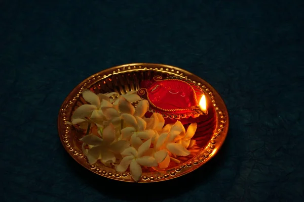 Lampada Clay Diya Illuminata Con Fiori Bianchi Durante Celebrazione Del — Foto Stock