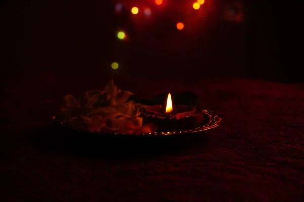 Clay Diya Lampa Bílými Květy Během Diwali Celebration Pozdrav Karta — Stock fotografie