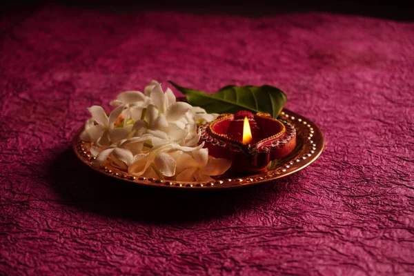 Diwali Kutlaması sırasında beyaz çiçeklerle aydınlatılmış Clay Diya lambası. Selamlar Kart Tasarımı Hint Hindu Işık Festivali Diwali.