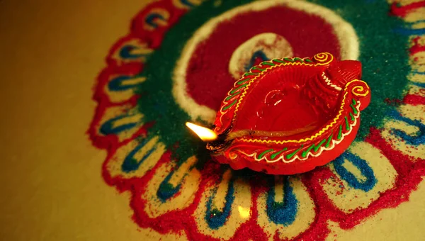 Lâmpada Clay Diya Acesa Durante Celebração Diwali Saudações Card Design — Fotografia de Stock