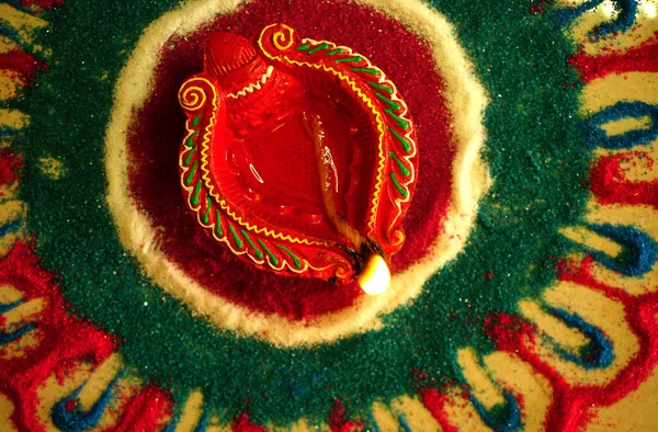 Diwaliお祝い中にクレイDiyaランプが点灯します グリーティングカードデザイン インドのヒンズー教の光祭りDiwali — ストック写真