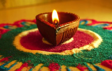 Diwali kutlamaları sırasında Clay Diya lambası yandı. Selamlar Kart Tasarımı Hint Hindu Işık Festivali Diwali.
