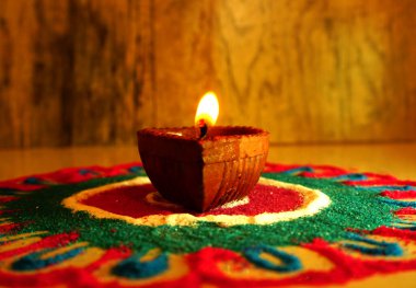 Diwali kutlamaları sırasında Clay Diya lambası yandı. Selamlar Kart Tasarımı Hint Hindu Işık Festivali Diwali.