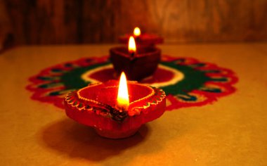 Diwali kutlamaları sırasında Clay diya lambaları yandı. Selamlar Kart Tasarımı Hint Hindu Işık Festivali Diwali.