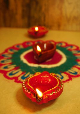 Diwali kutlamaları sırasında Clay diya lambaları yandı. Selamlar Kart Tasarımı Hint Hindu Işık Festivali Diwali.