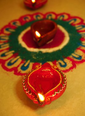 Diwali kutlamaları sırasında Clay diya lambaları yandı. Selamlar Kart Tasarımı Hint Hindu Işık Festivali Diwali.