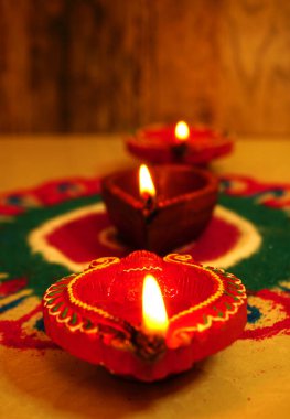 Diwali kutlamaları sırasında Clay diya lambaları yandı. Selamlar Kart Tasarımı Hint Hindu Işık Festivali Diwali.