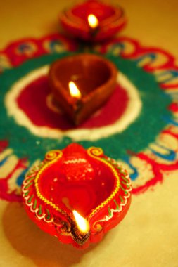 Diwali kutlamaları sırasında Clay diya lambaları yandı. Selamlar Kart Tasarımı Hint Hindu Işık Festivali Diwali.