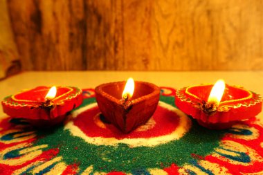 Diwali kutlamaları sırasında Clay diya lambaları yandı. Selamlar Kart Tasarımı Hint Hindu Işık Festivali Diwali.