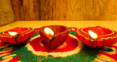 Diwali kutlamaları sırasında Clay diya lambaları yandı. Selamlar Kart Tasarımı Hint Hindu Işık Festivali Diwali.