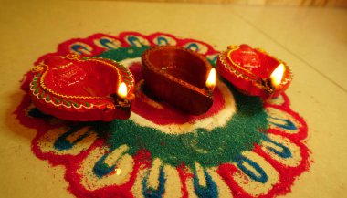 Diwali kutlamaları sırasında Clay diya lambaları yandı. Selamlar Kart Tasarımı Hint Hindu Işık Festivali Diwali.