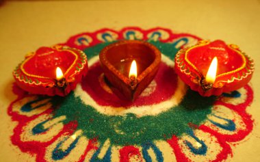 Diwali kutlamaları sırasında Clay diya lambaları yandı. Selamlar Kart Tasarımı Hint Hindu Işık Festivali Diwali.