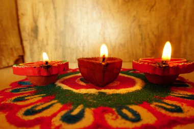 Diwali kutlamaları sırasında Clay diya lambaları yandı. Selamlar Kart Tasarımı Hint Hindu Işık Festivali Diwali.