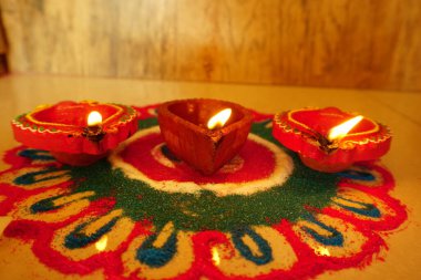 Diwali kutlamaları sırasında Clay diya lambaları yandı. Selamlar Kart Tasarımı Hint Hindu Işık Festivali Diwali.
