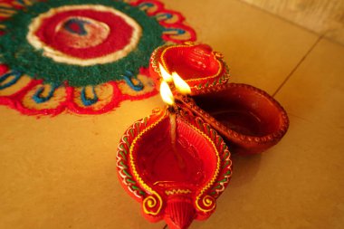 Diwali kutlamaları sırasında Clay diya lambaları yandı. Selamlar Kart Tasarımı Hint Hindu Işık Festivali Diwali.