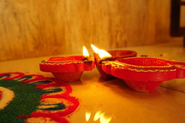 Diwali kutlamaları sırasında Clay diya lambaları yandı. Selamlar Kart Tasarımı Hint Hindu Işık Festivali Diwali.