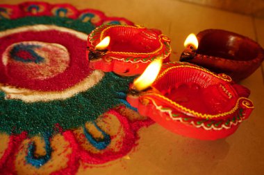 Diwali kutlamaları sırasında Clay diya lambaları yandı. Selamlar Kart Tasarımı Hint Hindu Işık Festivali Diwali.