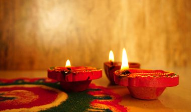 Diwali kutlamaları sırasında Clay diya lambaları yandı. Selamlar Kart Tasarımı Hint Hindu Işık Festivali Diwali.