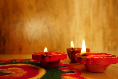 Diwali kutlamaları sırasında Clay diya lambaları yandı. Selamlar Kart Tasarımı Hint Hindu Işık Festivali Diwali.