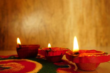 Diwali kutlamaları sırasında Clay diya lambaları yandı. Selamlar Kart Tasarımı Hint Hindu Işık Festivali Diwali.