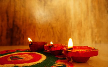 Diwali kutlamaları sırasında Clay diya lambaları yandı. Selamlar Kart Tasarımı Hint Hindu Işık Festivali Diwali.