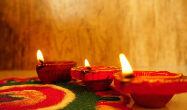 Diwali kutlamaları sırasında Clay diya lambaları yandı. Selamlar Kart Tasarımı Hint Hindu Işık Festivali Diwali.
