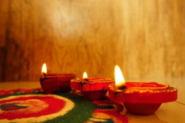 Diwali kutlamaları sırasında Clay diya lambaları yandı. Selamlar Kart Tasarımı Hint Hindu Işık Festivali Diwali.