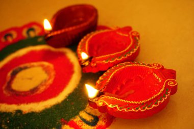 Diwali kutlamaları sırasında Clay diya lambaları yandı. Selamlar Kart Tasarımı Hint Hindu Işık Festivali Diwali.