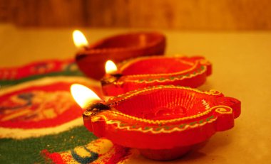 Diwali kutlamaları sırasında Clay diya lambaları yandı. Selamlar Kart Tasarımı Hint Hindu Işık Festivali Diwali.