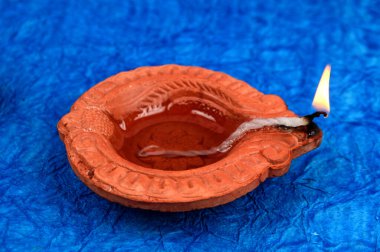 Diwali kutlamaları sırasında Clay Diya lambası yandı. Selamlar Kart Tasarımı Hint Hindu Işık Festivali Diwali.