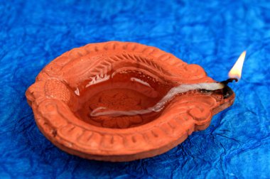 Diwali kutlamaları sırasında Clay Diya lambası yandı. Selamlar Kart Tasarımı Hint Hindu Işık Festivali Diwali.