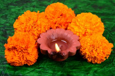 Diwali Kutlaması sırasında turuncu çiçeklerle aydınlatılmış Clay Diya lambası. Selamlar Kart Tasarımı Hint Hindu Işık Festivali Diwali.