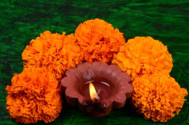 Diwali Kutlaması sırasında turuncu çiçeklerle aydınlatılmış Clay Diya lambası. Selamlar Kart Tasarımı Hint Hindu Işık Festivali Diwali.