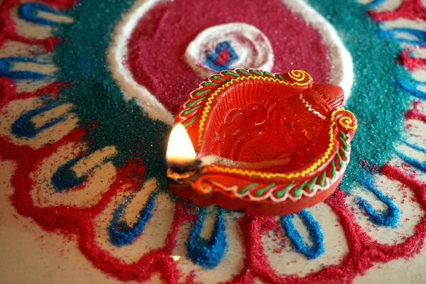 Diwali kutlamaları sırasında Clay Diya lambası yandı. Selamlar Kart Tasarımı Hint Hindu Işık Festivali Diwali.