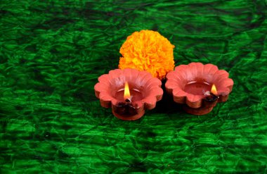 Diwali Kutlaması sırasında kil Diya lambaları sarı çiçekle aydınlatılmıştı. Selamlar Kart Tasarımı Hint Hindu Işık Festivali Diwali.