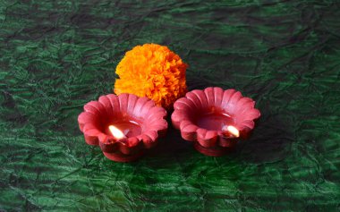 Diwali Kutlaması sırasında kil Diya lambaları sarı çiçekle aydınlatılmıştı. Selamlar Kart Tasarımı Hint Hindu Işık Festivali Diwali.